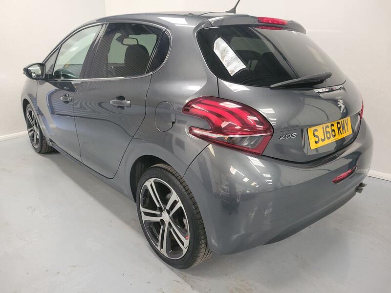 PEUGEOT 208
